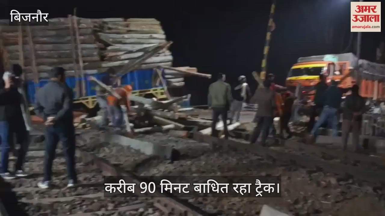 A trolley loaded with wood got stuck at the gate, disrupting rail traffic.