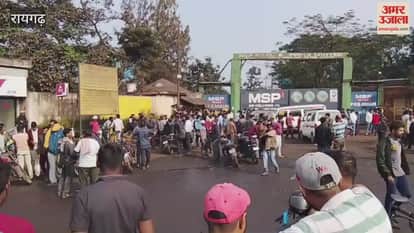 Angry over the death of a fitter people raised slogans outside the MSP plant demanding compensation and jobs in Raigarh