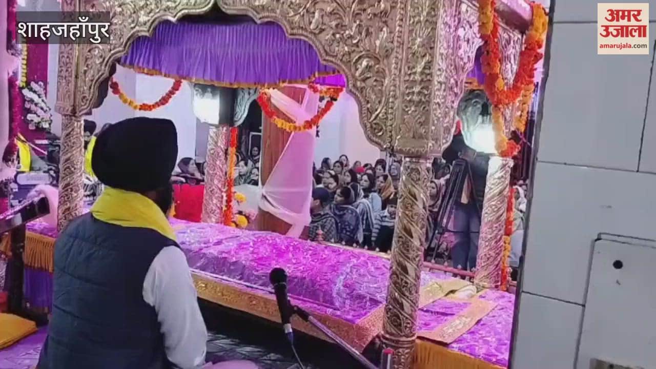 Sangat delighted with Shabad Kirtan on the martyrdom day of Guru Tegh Bahadur in Shahjahanpur