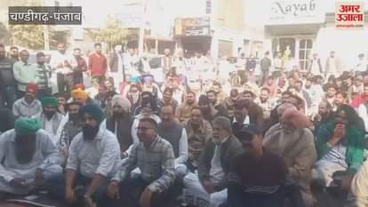 Protest in front of Nagar Panchayat office against non-construction of road in Mamdot