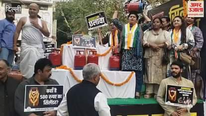 Congress workers protest in Delhi over rising prices of LPG cylinders