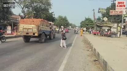 High drains along the Kanpur Sagar Highway cause traffic jams
