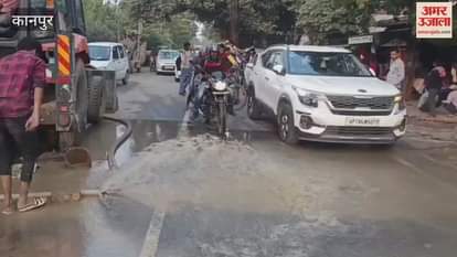 Kanpur: Kesco contractor drills a hole in the pipeline and lays a cable