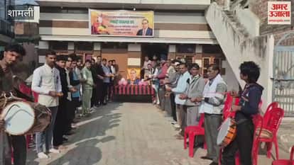 Shamli: Sanitation workers on strike celebrated Constitution Day to the beat of drums