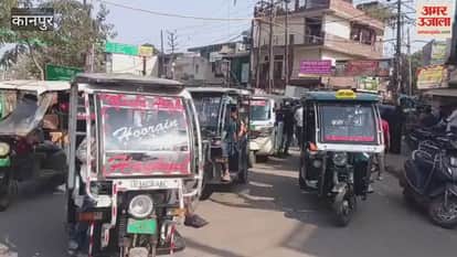 Traffic jams are caused by vehicles parked haphazardly in no-parking zones