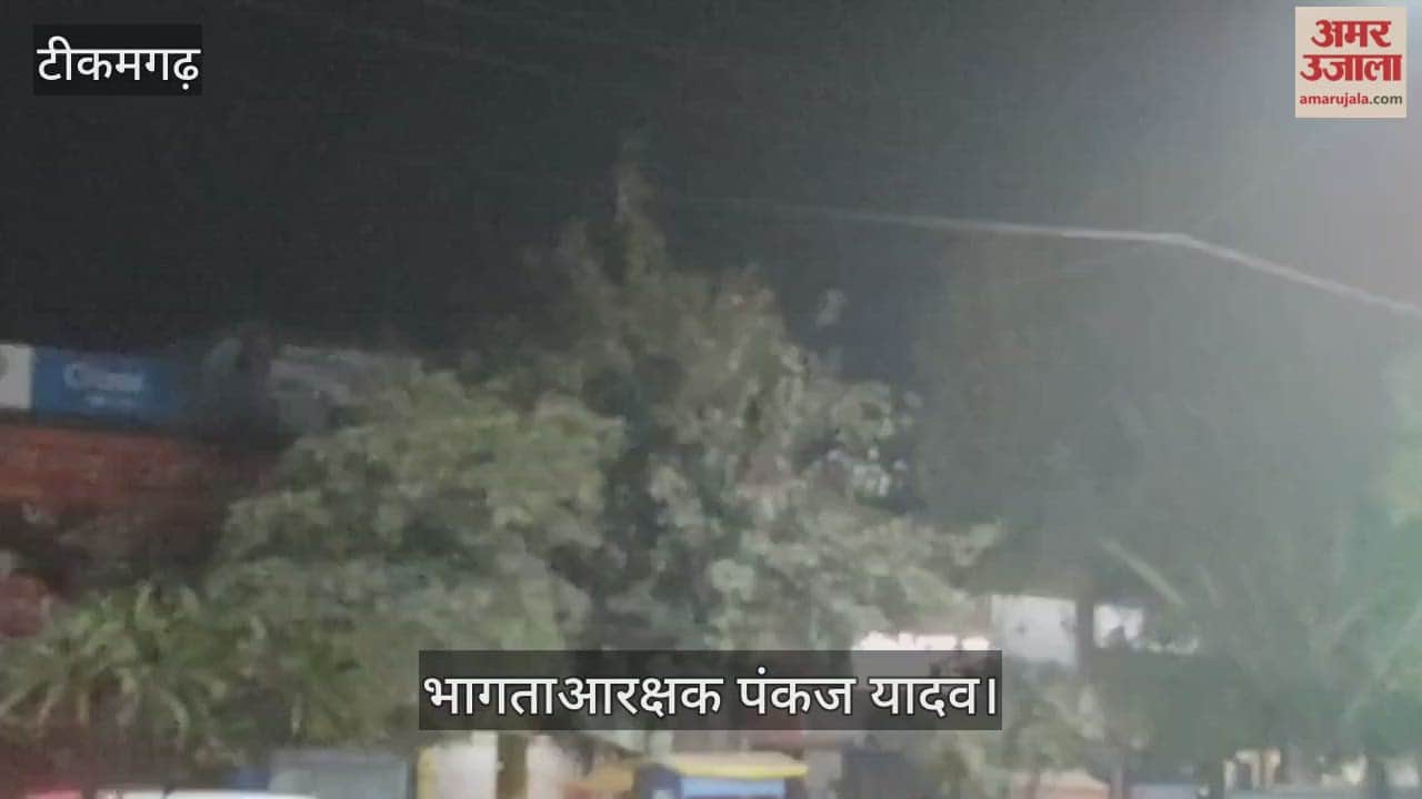 Lokayukta team caught constable taking bribe