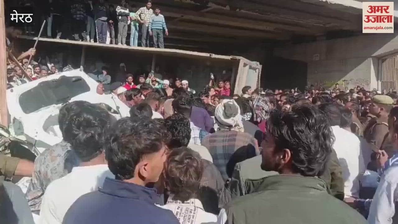 Accident: Dumper overturns on car on Delhi Dehradun Expressway, four including a girl die tragically