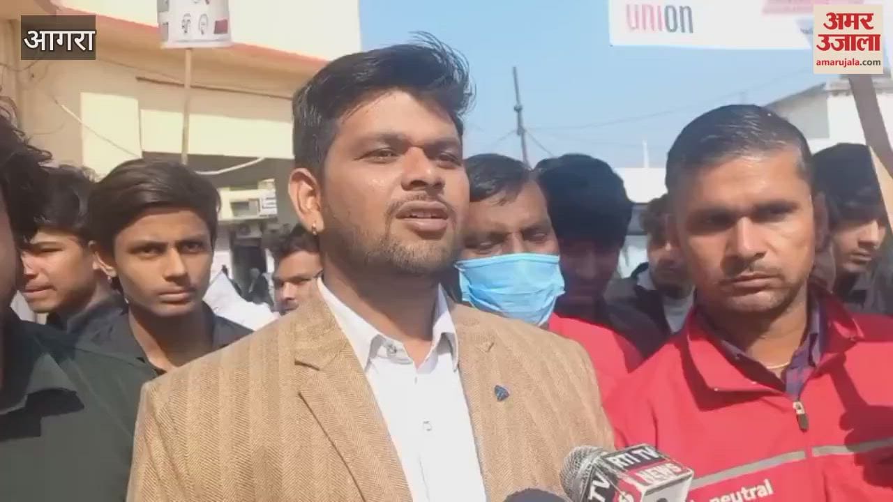memorandum was submitted to the ADM in Agra in the name of CM Yogi to provide social security to vendors