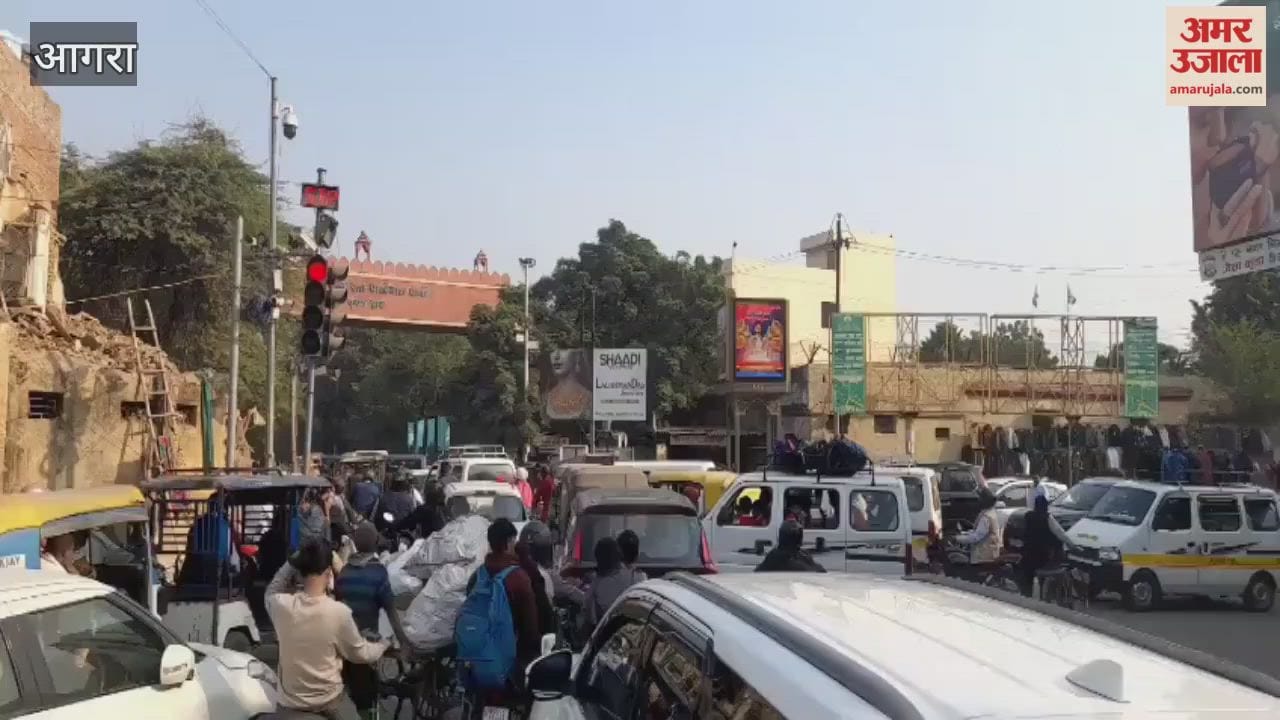 Heavy traffic jam on the road from Sanjay Place to Agra University