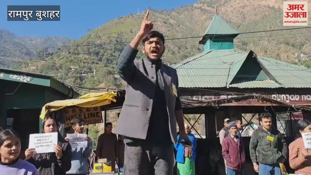 Rampur Bushahr ABVP unit Rampur staged a protest against the government at Chaudhary Adda