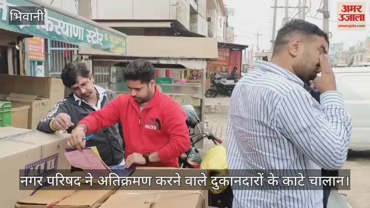 The city council issued challans to shopkeepers who were encroaching