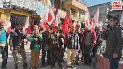 Mandi Himachal Kisan Sabha and Apple Producers Association organised a joint rally in Balichowki on Constitution Day