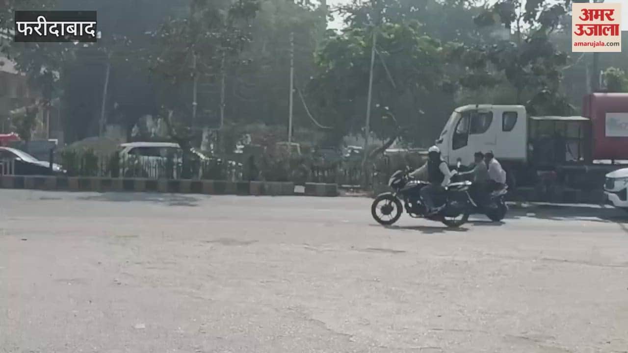 corporation sprayed water on major roads in Faridabad with an anti-smog gun machine