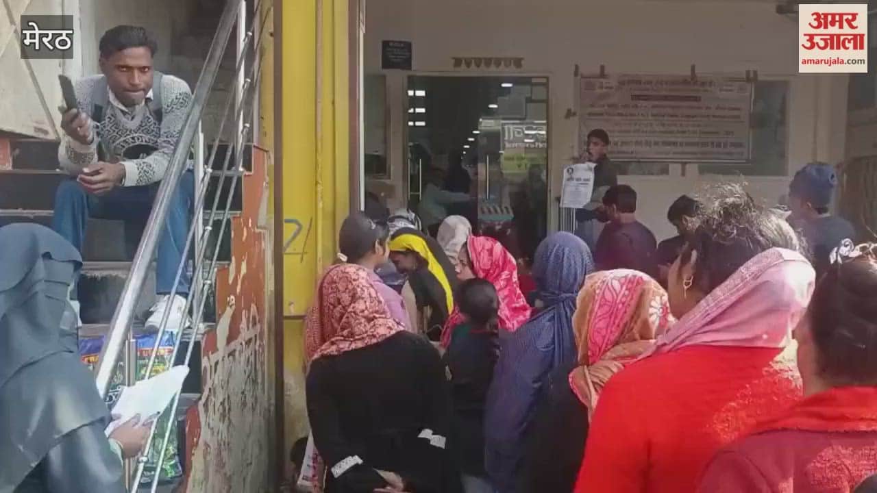 Meerut: Crowds gather at Aadhaar Seva Kendra, long queues form since morning