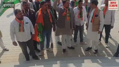 Baghpat: Rashtriya Nav Nirman Dal protests at the Collectorate over various demands, submits memorandum to DM in the name of Chief Minister