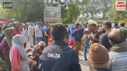 Video: Angry women farmers sit on the road in Todi Fatehpur, Jhansi, over fertilizer, disrupting traffic.