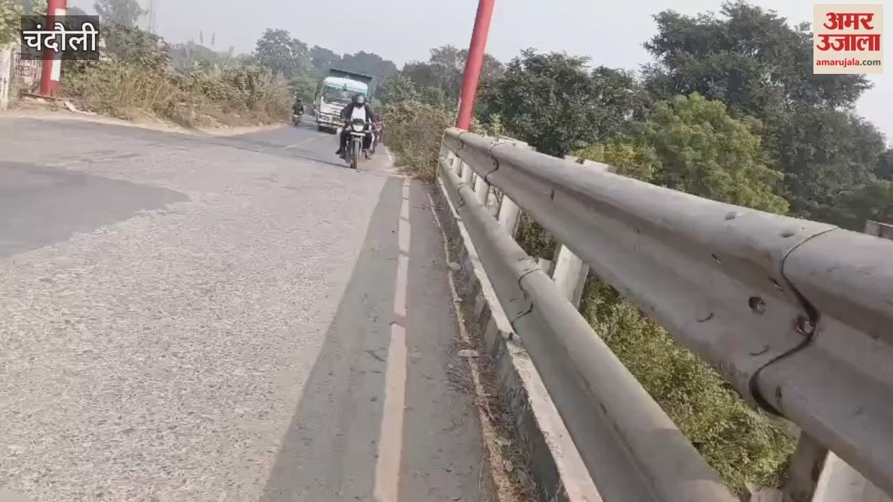Overloaded vehicles operating under nose of police in chandauli