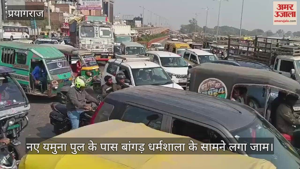 Traffic jam in front of Bangar Dharamshala near the new Yamuna bridge, vehicles have been crawling for hours.