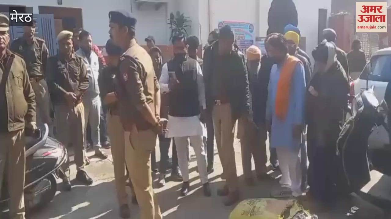 Meerut: Allegation of throwing pieces of meat in Thapar Nagar street number seven.