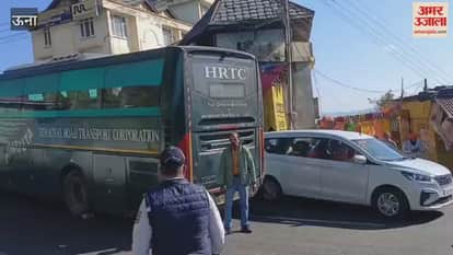 Una HRTC Volvo bus breaks down at Bharwain Chowk causing traffic jam for hours police take charge