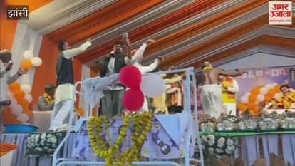 Jhansi: Devotees danced a lot on the occasion of Shri Krishna Janmotsav in Bhagwat Katha.