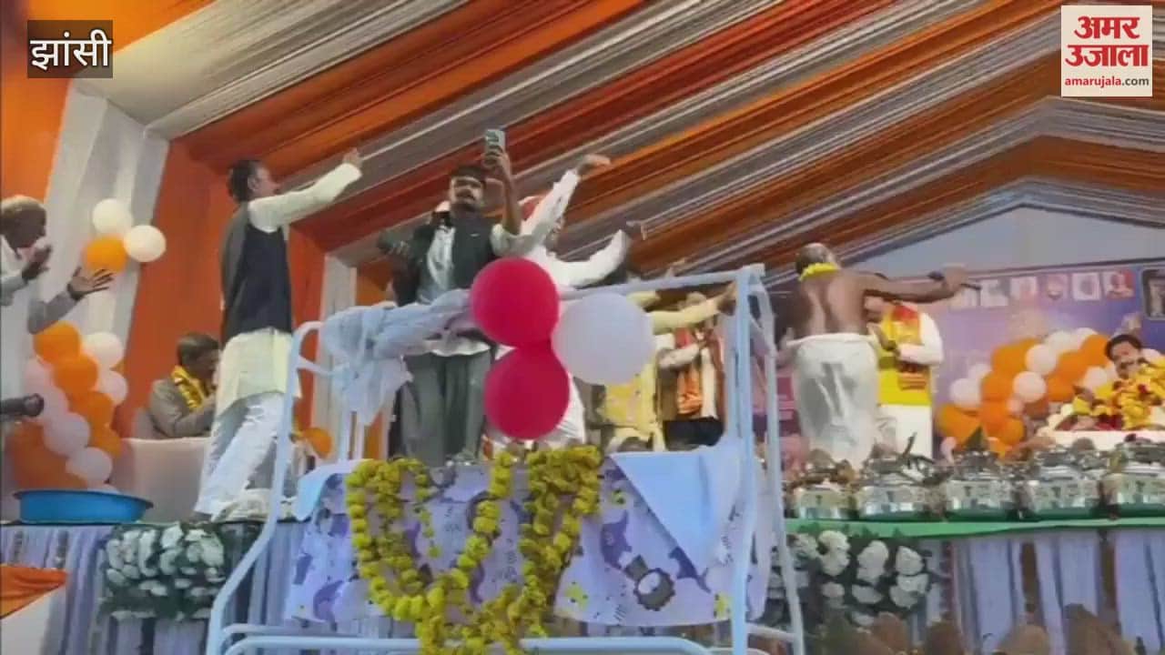 Jhansi: Devotees danced a lot on the occasion of Shri Krishna Janmotsav in Bhagwat Katha.