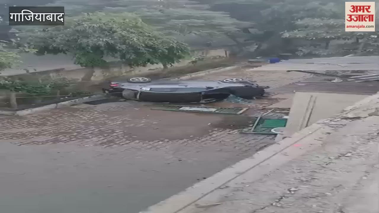 Ghaziabad Road Accident Car breaks railing of flyover on Hapur Road and falls down