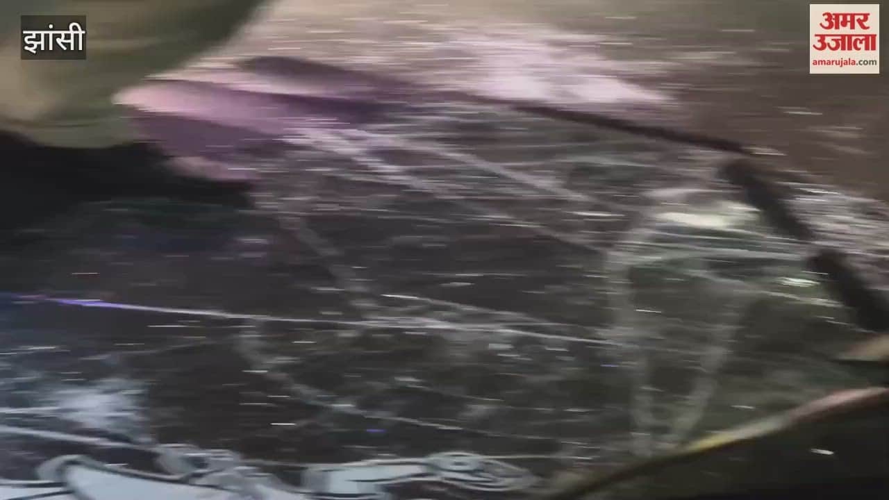 Jhansi: Bus overturned while backing on the highway, CO Laxmikant Gautam gives information.