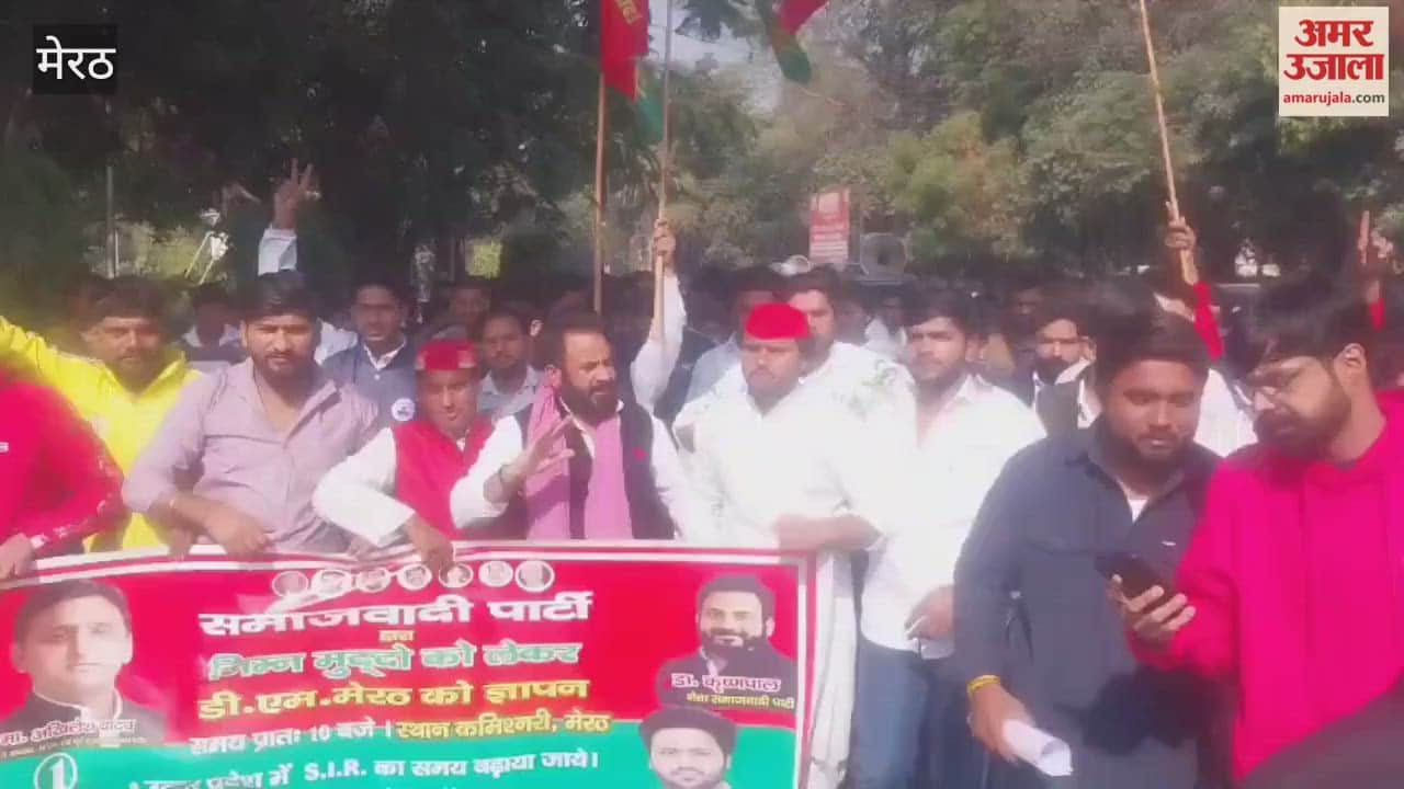 Meerut: SP protests demanding extension of last date for submission of voter forms