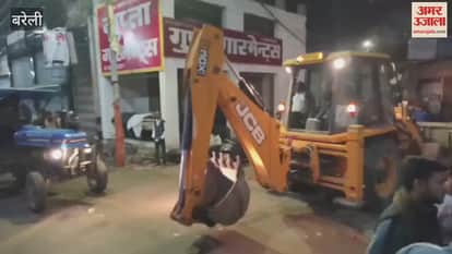 Municipal Corporation's bulldozer runs in Bareilly's Qutubkhana Mandi
