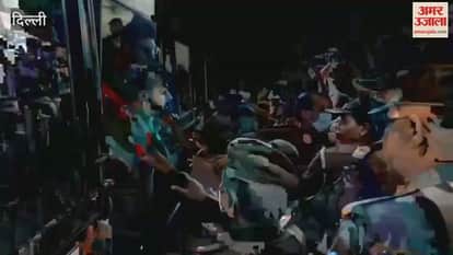 MCD took action against encroachment in Jhandewalan during some people detained by police