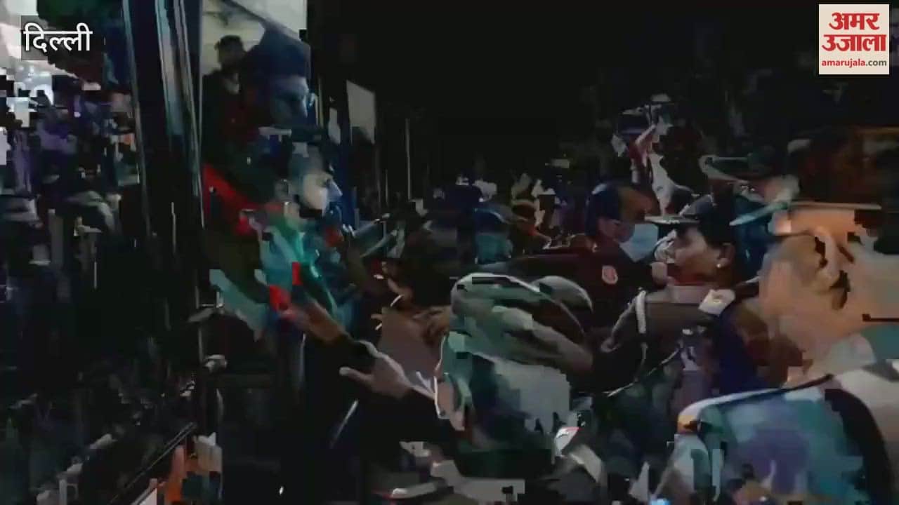 MCD took action against encroachment in Jhandewalan during some people detained by police