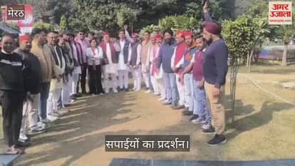 SP workers protest against the work of SIR, submit memorandum at District Magistrate's office