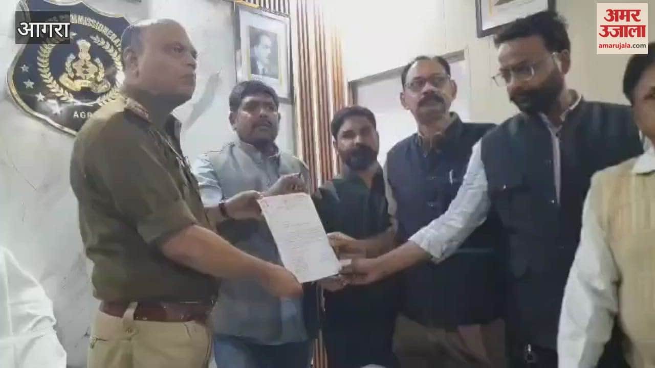 Congress workers protest against chief election commissioner in Agra