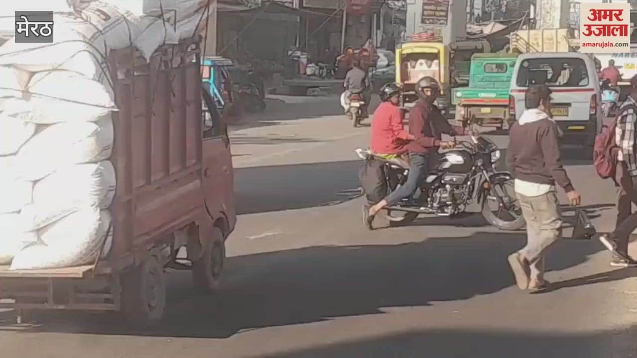 Meerut: Bike rider dies after being hit by a tractor and vehicle coming from the opposite direction