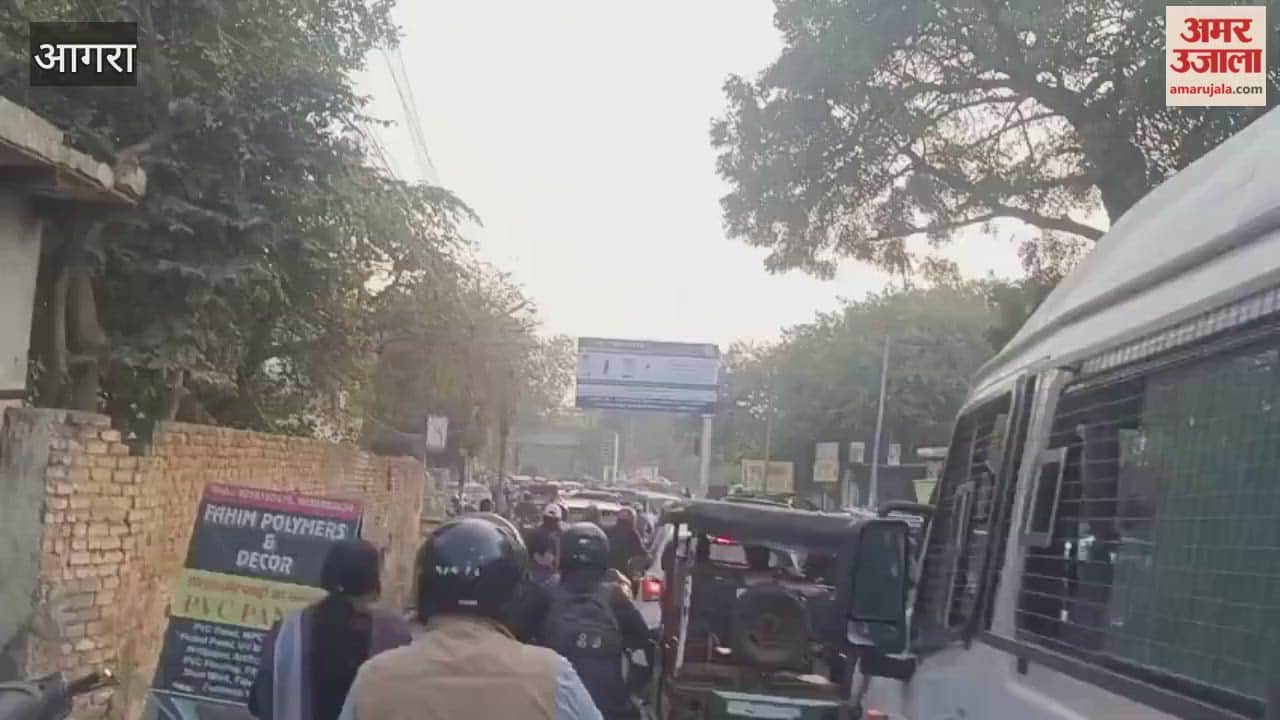 road became one-way due to metro barricading