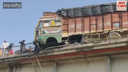 truck breaks railing of Ramganga bridge in shahjahanpur