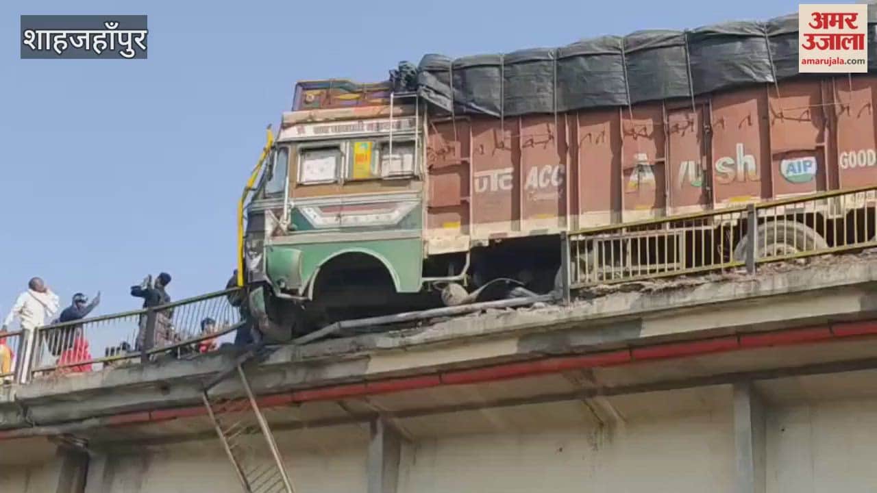 truck breaks railing of Ramganga bridge in shahjahanpur