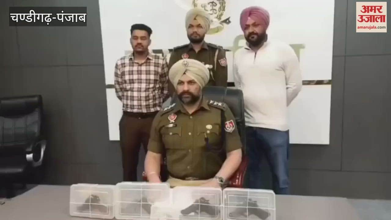 Two accused arrested with 4 country-made pistols and 6 live rounds in a car with Delhi registration number in Moga