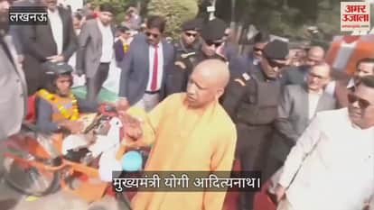 IDEO: विश्व दिव्यांग दिवस पर सीएम योगी ने दिव्यांगजनों से की मुलाकात, उन्हें ट्राईसाइकिल दी