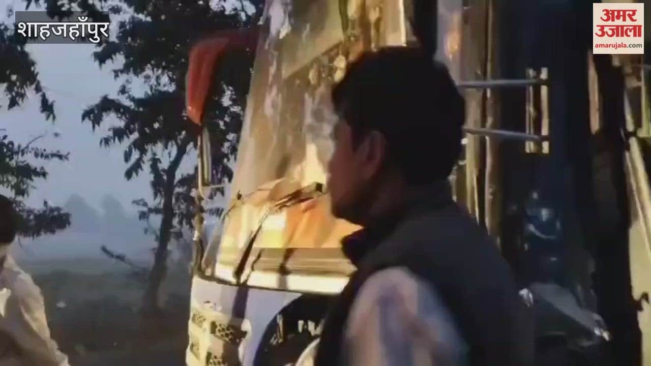 Private bus collides with divider on Kant-Jalalabad road, devotee dies