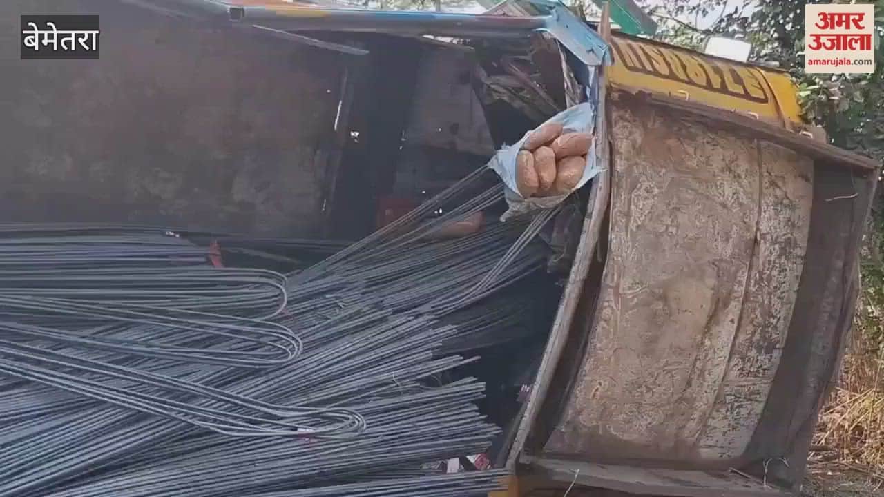 A truck loaded with rods overturned in Bemetara marijuana was found in the cabin and the driver absconded