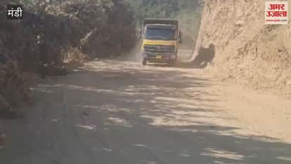 Mandi The one and a half kilometer long road connecting Mandi city to the four lane is in a dilapidated condition