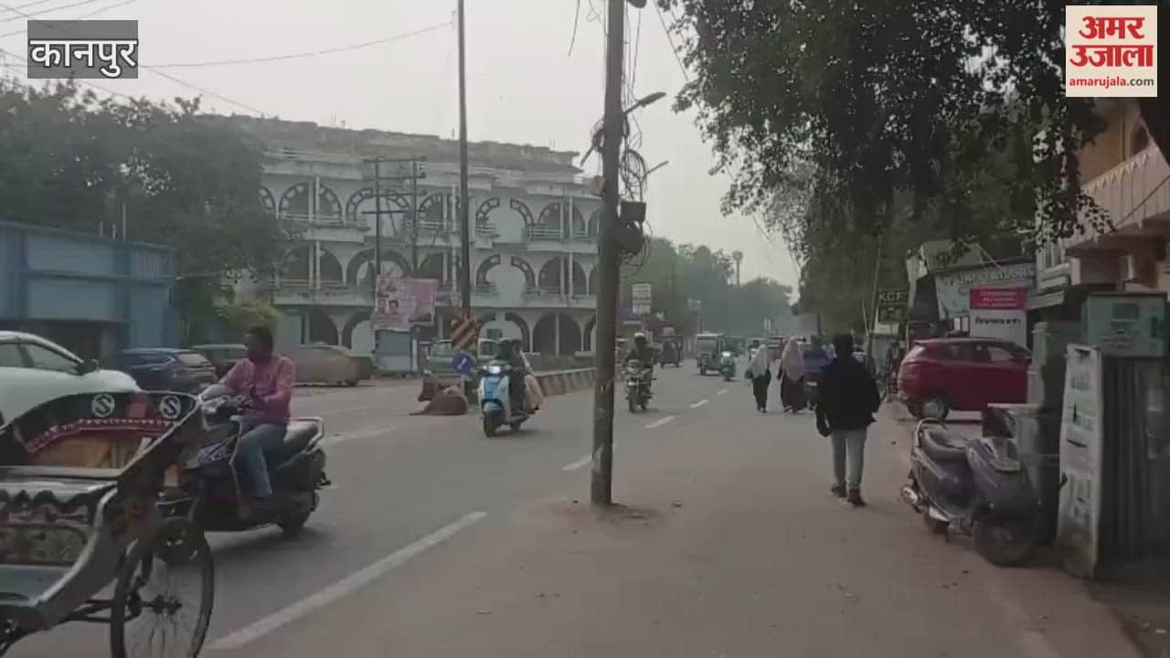 Kanpur: Electricity pole standing in the middle of the road inviting an accident