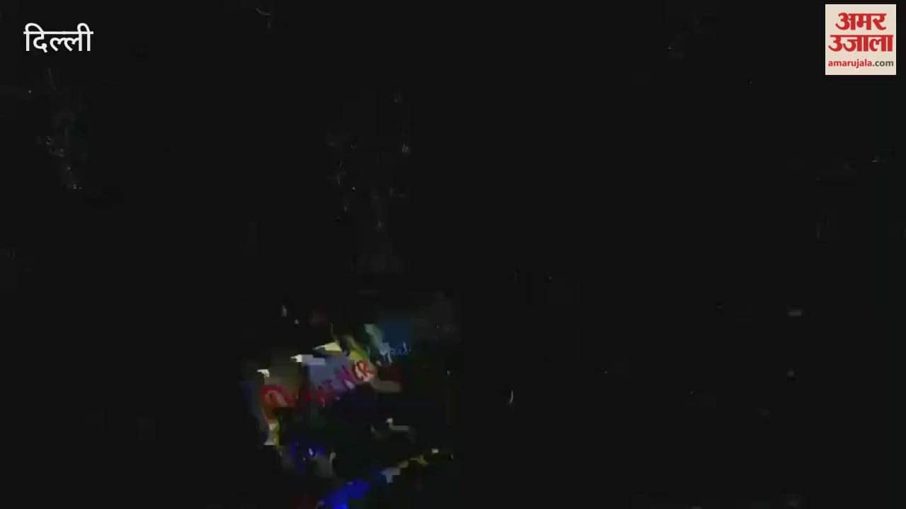 Protest at Jantar Mantar against air pollution by wearing gas masks