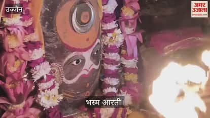 Ujjain Mahakal: Baba Mahakal gave darshan wearing snake earrings in his ears