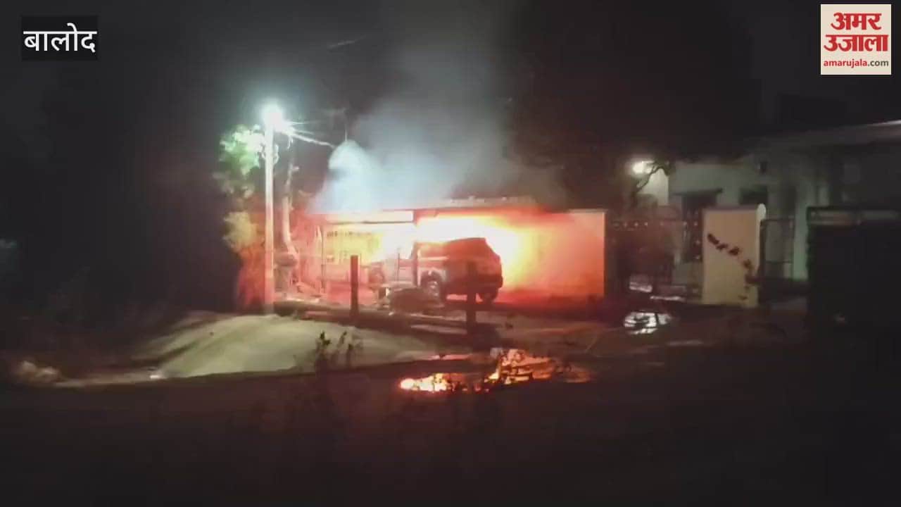 parked Brezza of district president of Hamar Raj Party caught fire in Balod