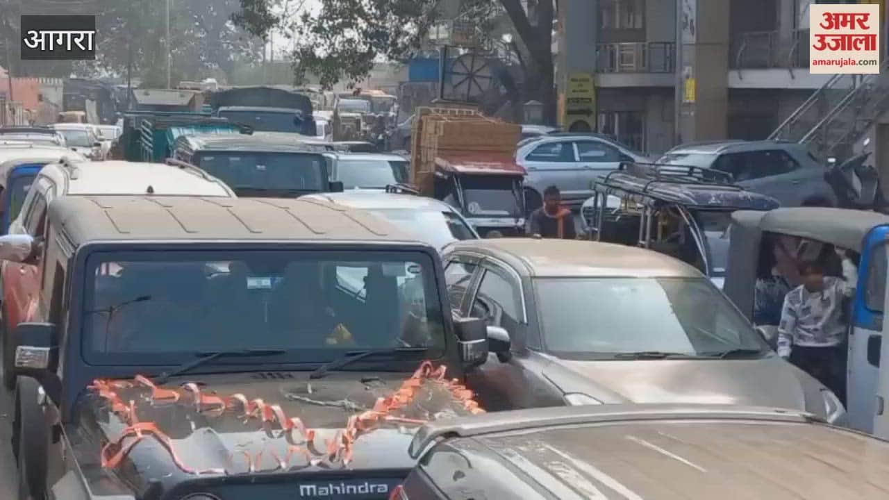 Traffic jam on Yamuna Kinara Road