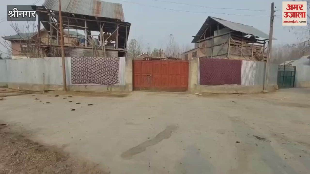 Residents of Pethkundal Shalbugh in central Kashmir’s Ganderbal district express resentment over the unnecessary delay for constructing damaged road.