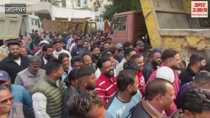 Municipal Corporation employees burn effigy of CM Mann in Jalandhar